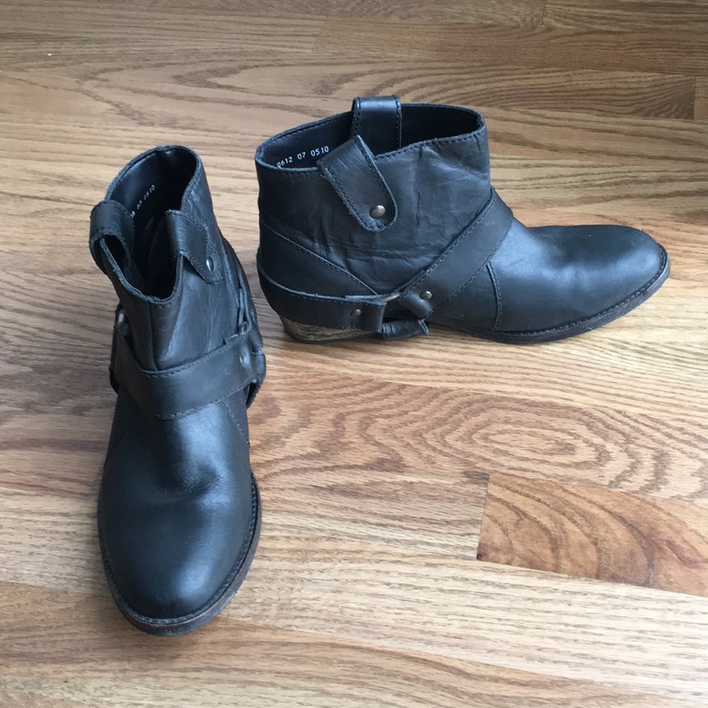 Black leather ankle boots!